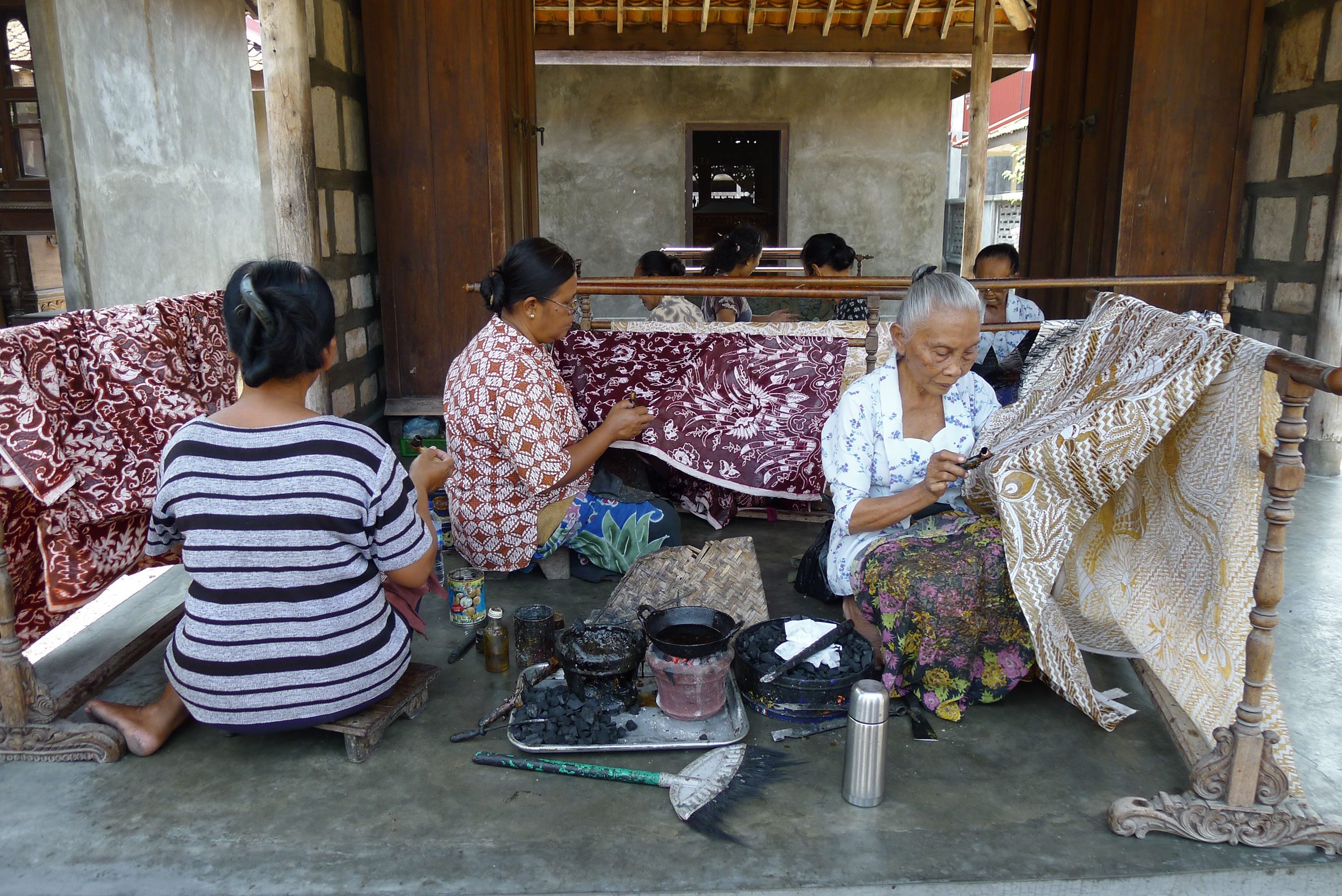 https://upload.wikimedia.org/wikipedia/commons/5/52/Women_Making_Batik,_Ketelan.jpg