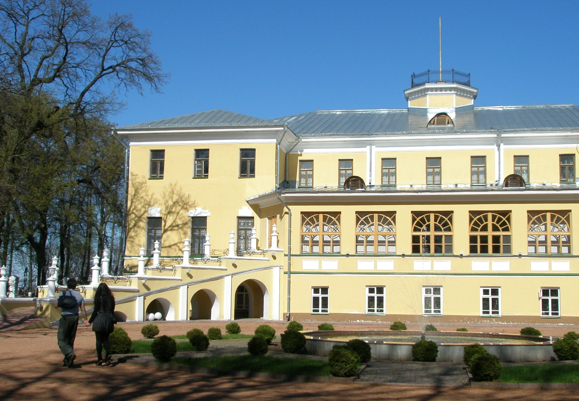 Русский дом ярославль. Губернаторский дом Ярославль. Губернаторский дом Вологда. Дом губернатора Ярославль. Белый дом Ярославль.