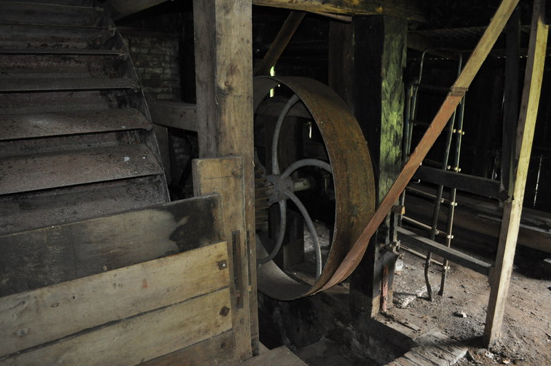 File:-2010-06-27 Water wheel pulley inside Gunton Saw Mill, Gunton Park, Norfolk.jpg