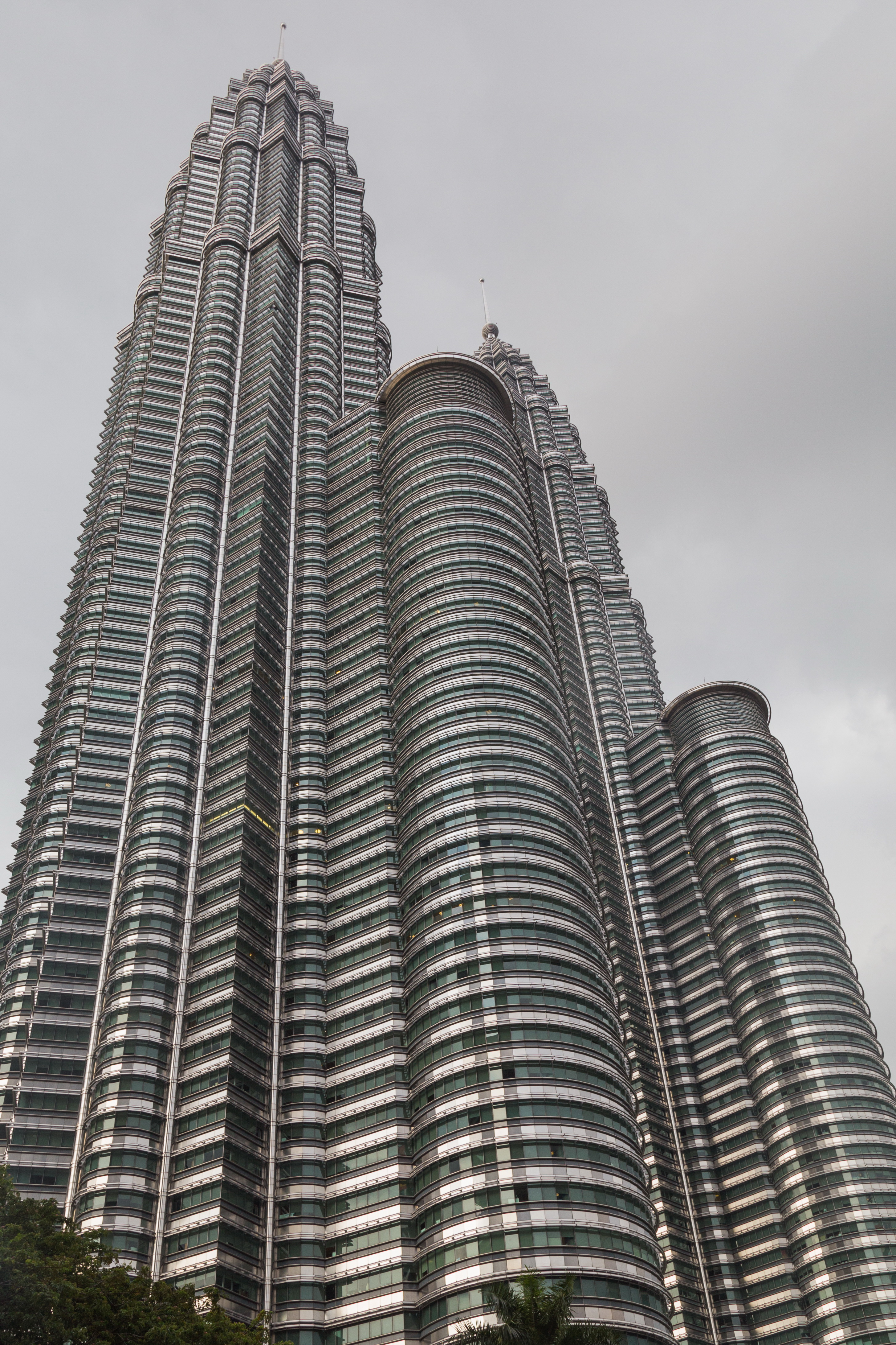 File:2016 Kuala Lumpur, Petronas Towers (03).jpg ...