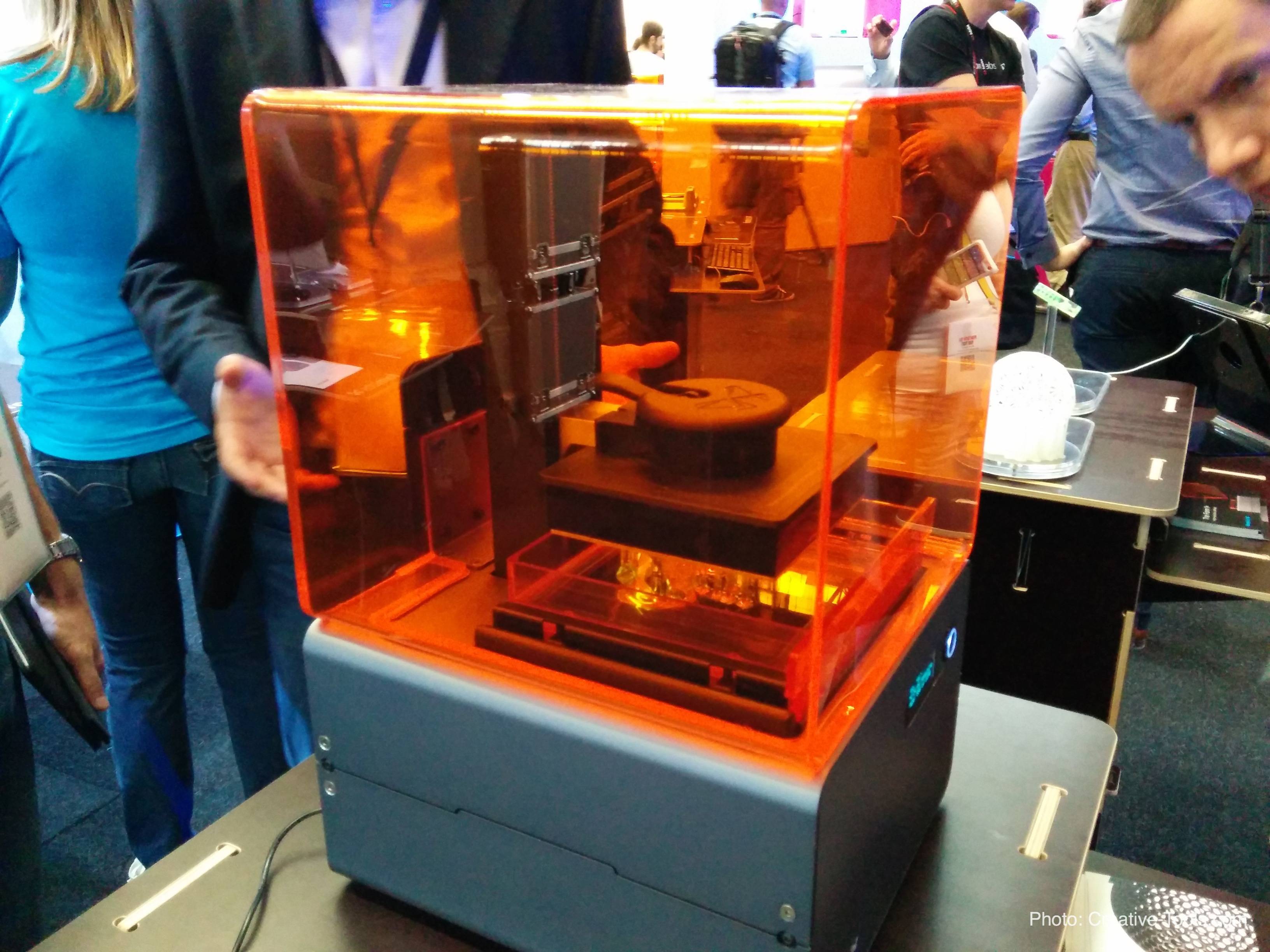 File:3D Printshow 2014 London - Formlabs Form 1 SLA 3D printer v01  (15150505392).jpg - Wikimedia Commons