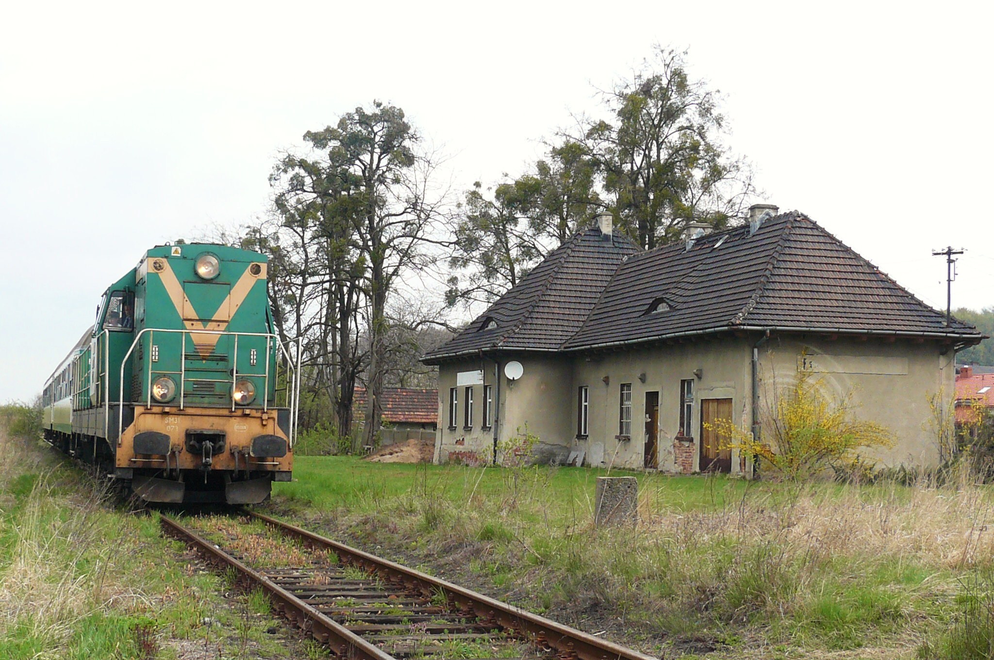 Niesamowita lokomotywa na przedzie pociągu przewożącego (trafniejsze byłoby określenie: przemycającego) ważne osoby. Nikt nie ich nie powitał, to jest ciężki grzech.