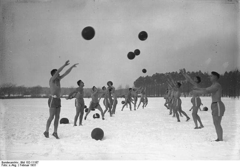 File:Bundesarchiv Bild 102-11187, Berlin, Studenten der Hochschule für Leibesübungen.jpg