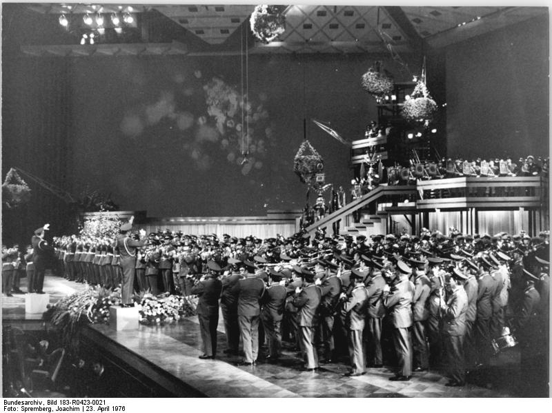 File:Bundesarchiv Bild 183-R0423-0021, Berlin, Generalprobe Eröffnung Palast der Republik.jpg