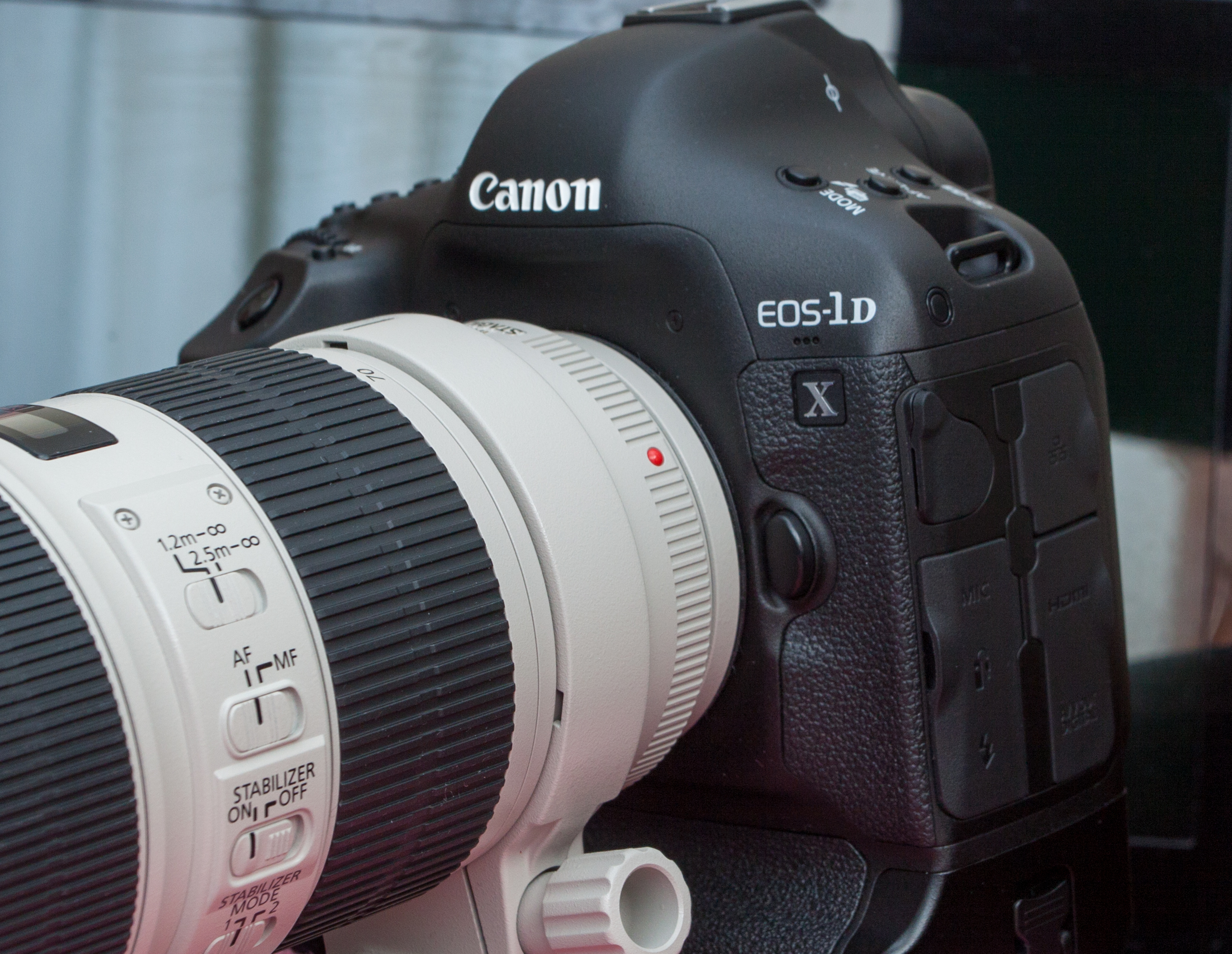 File:Canon EF 70-200mm F2.8L IS II USM.jpg - Wikimedia Commons