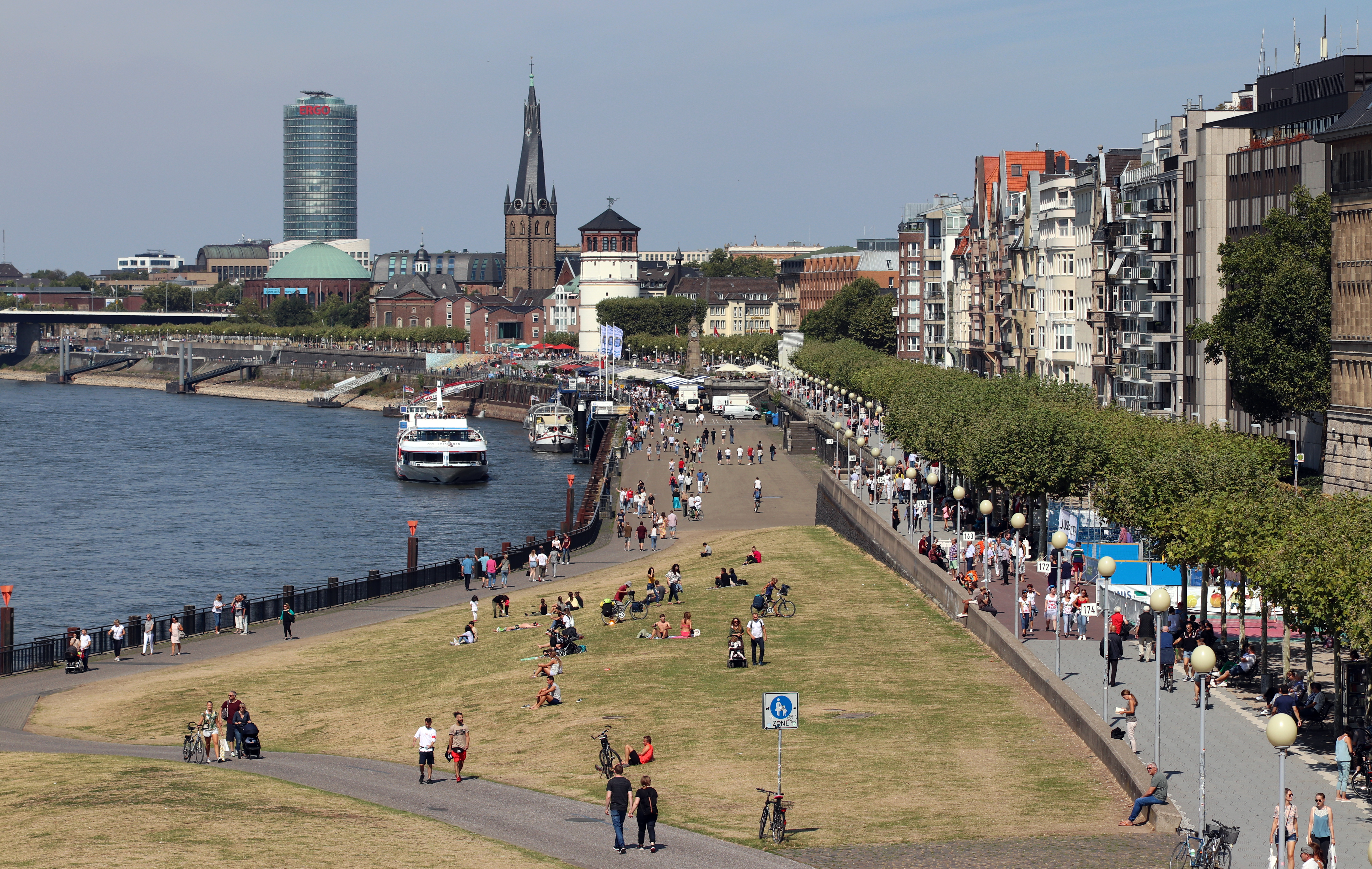 Auf der Rheinuferpromenade gehend ie Menschen gern spazieren.