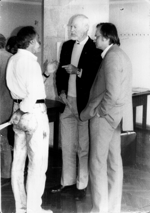 Bryce S. DeWitt (center) with Grigori A. Vilkovisky (left) and Andrei O. Barvinsky (right) at the 5th Seminar on Quantum Gravity, Moscow, May 28 – June 1, 1990