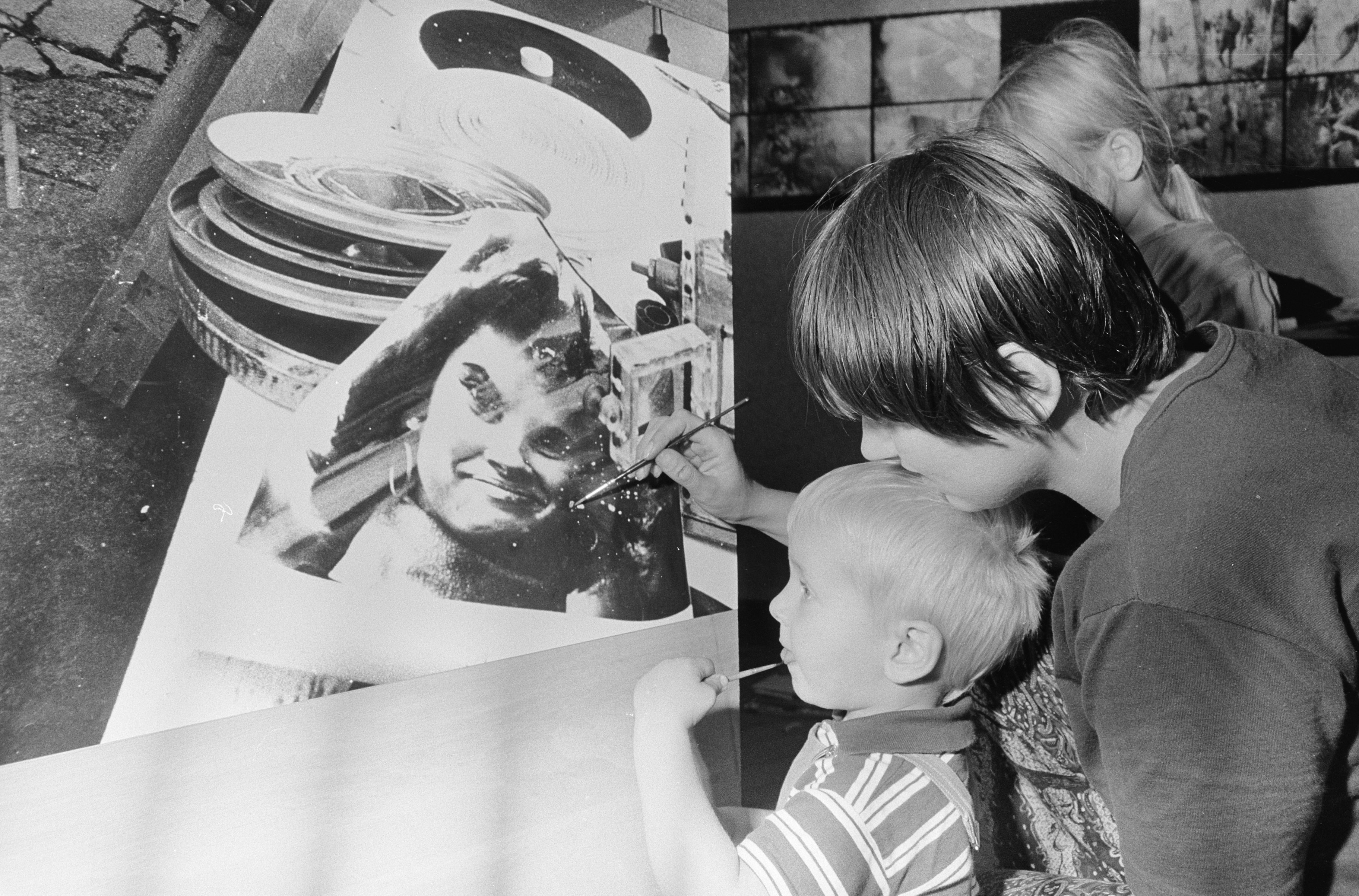 Van der Elsken's wife Gerda van der Veen before an exhibition by Van der Elsken in the Stedelijk Museum Amsterdam, 1966