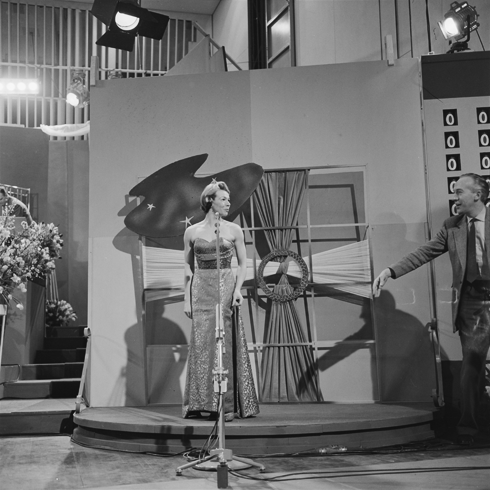 https://upload.wikimedia.org/wikipedia/commons/5/53/Eurovision_Song_Contest_1958_-_Liane_Augustin.png?1492011788382
