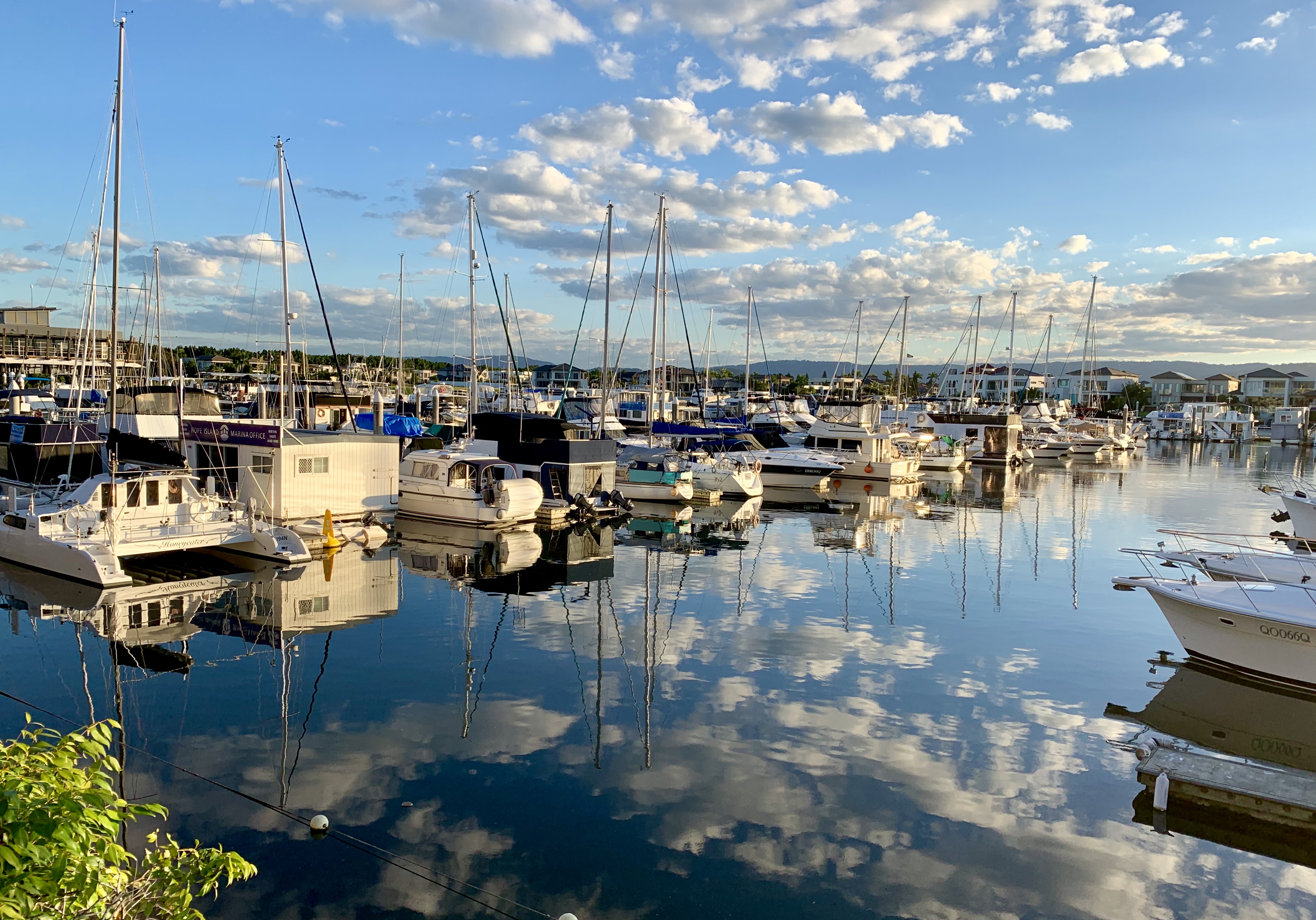 Остров надежды. Urangan, Queensland Marina. Marina Island man. Marina islands