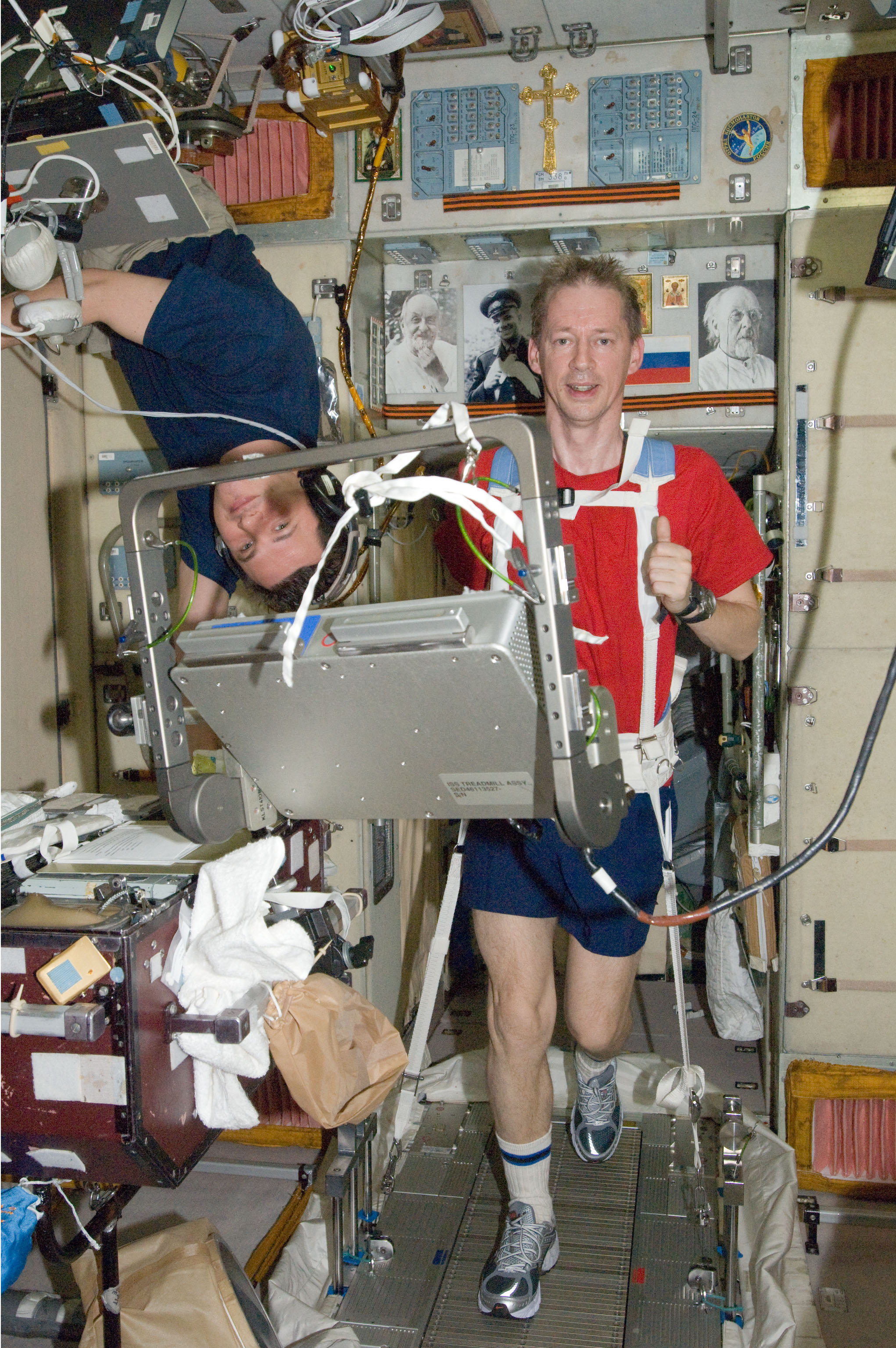 Генерал Воздушного компонента Бельгии и космонавт ЕКА Фрэнк Де Винн на ТВИС в служебном модуле «Звезда»