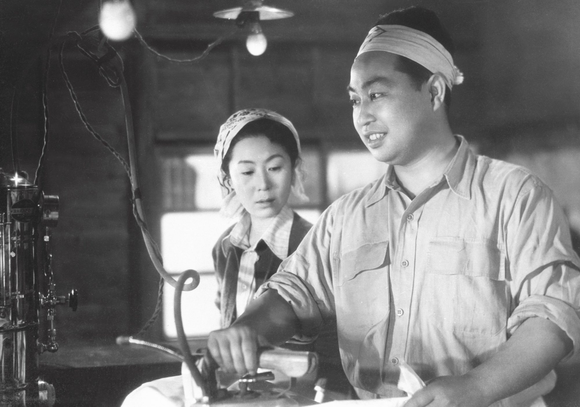 File:Kinuyo Tanaka and Daisuke Katō in Okaasan, 1952.jpg