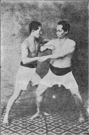 Tatsuo Yamada (left) and his master Choki Motobu (right), 1926