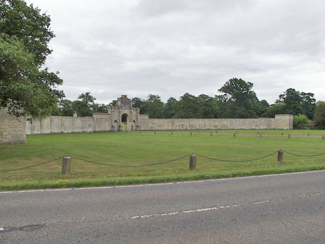 File:London Lodge gates Milton Bryan Geograph-1989922-by-shiroka.jpg