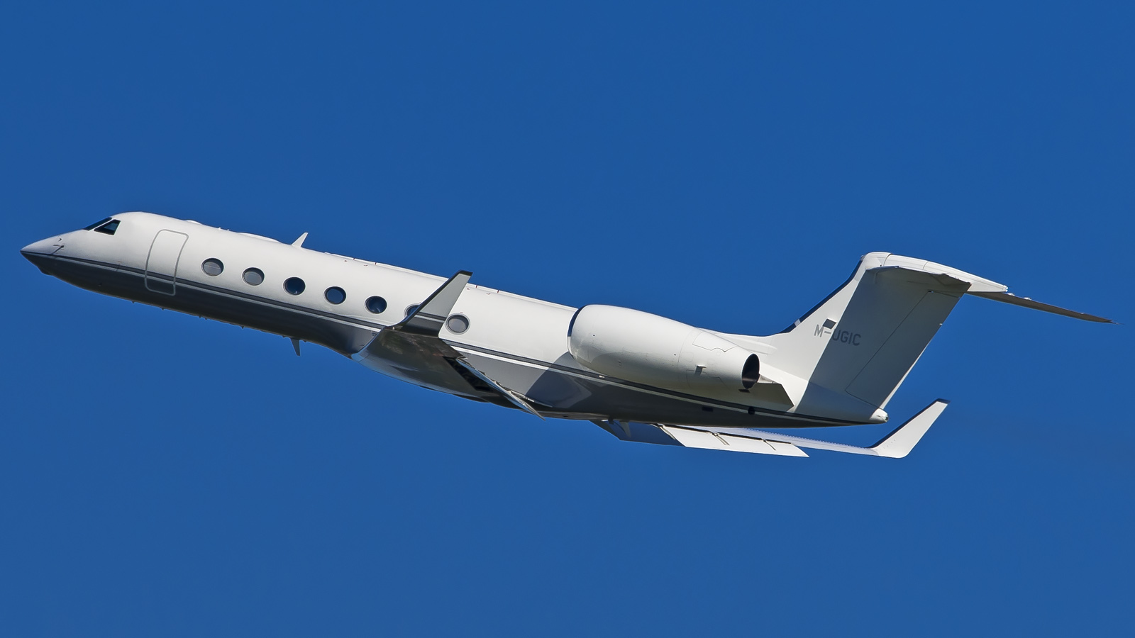 Gulfstream g550 private jet flying