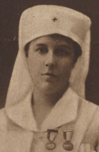 Madeleine, Marquise d'Andigné, aus einer Zeitung von 1916, gekleidet in eine Krankenschwesteruniform, mit zwei Medaillen an der Brust.