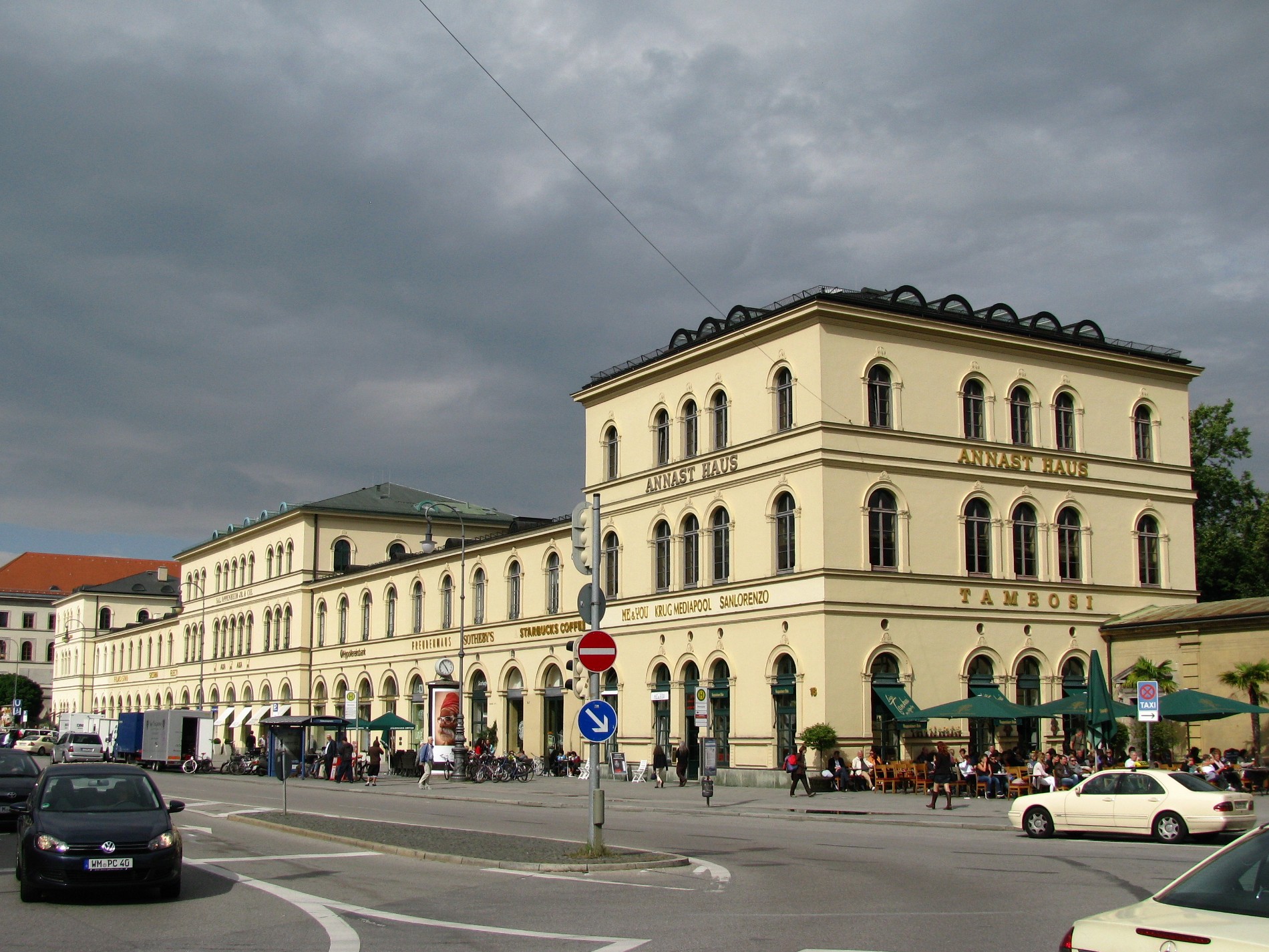 Das Bazargebäude in München, Odeonsplatz 6–18