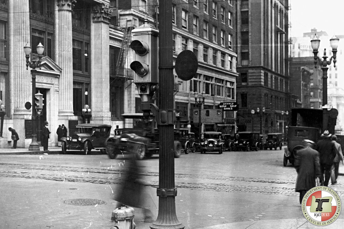 File:Oregons first electric traffic signal (8516718932).jpg - Wikimedia  Commons