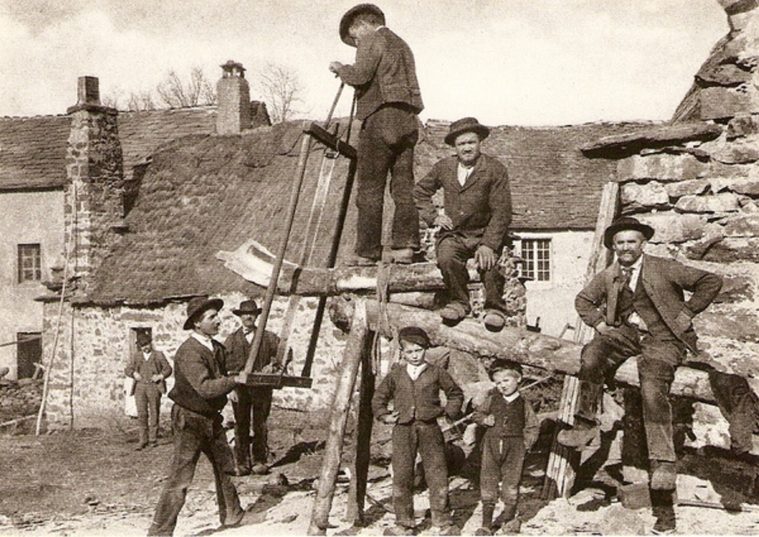 Fichier:Scieurs de long vers 1900.jpg — Wikipédia