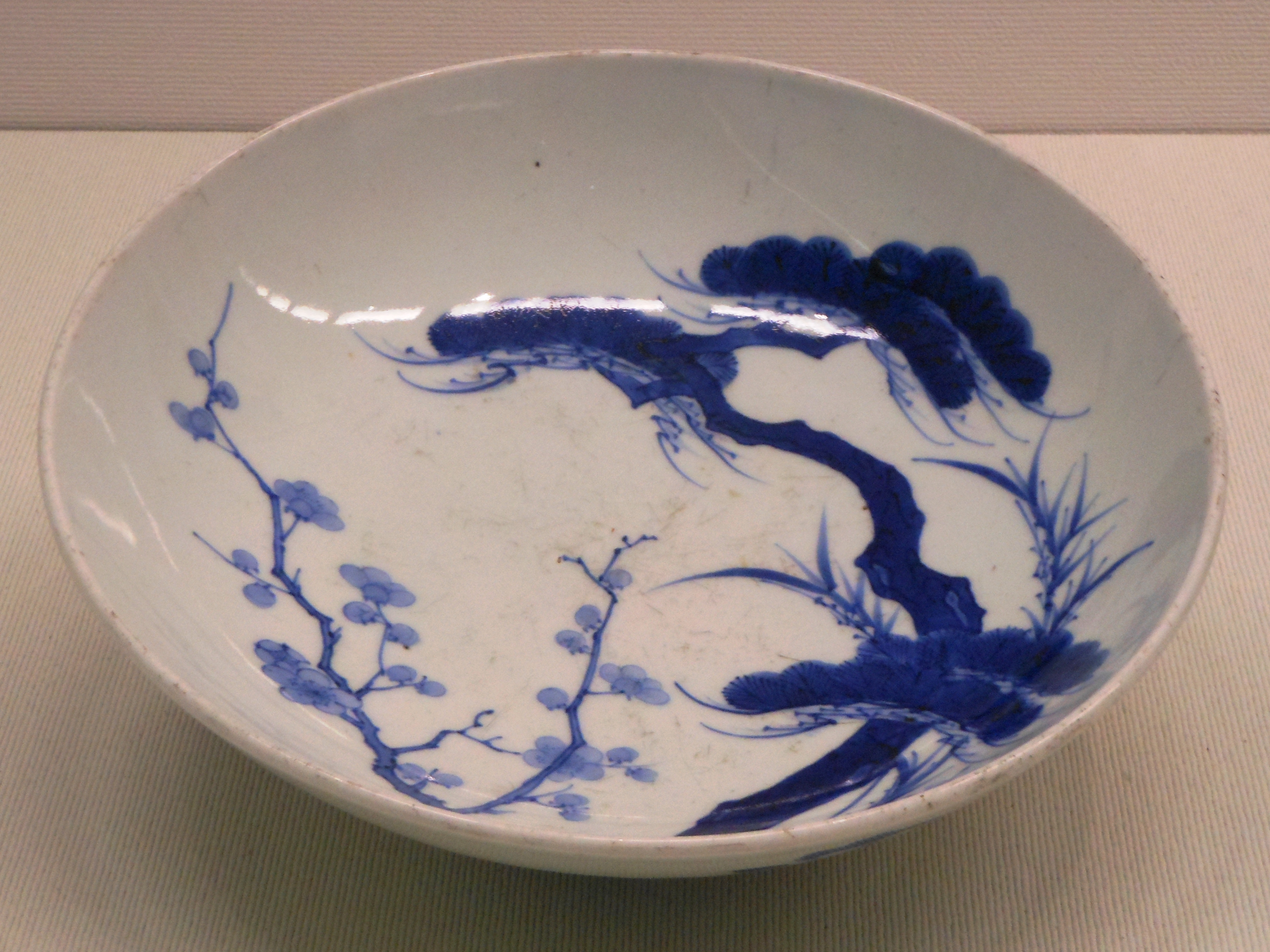 File:Sometsuke-Shochikubaimon-Ozara from above Nabeshima ware Saga