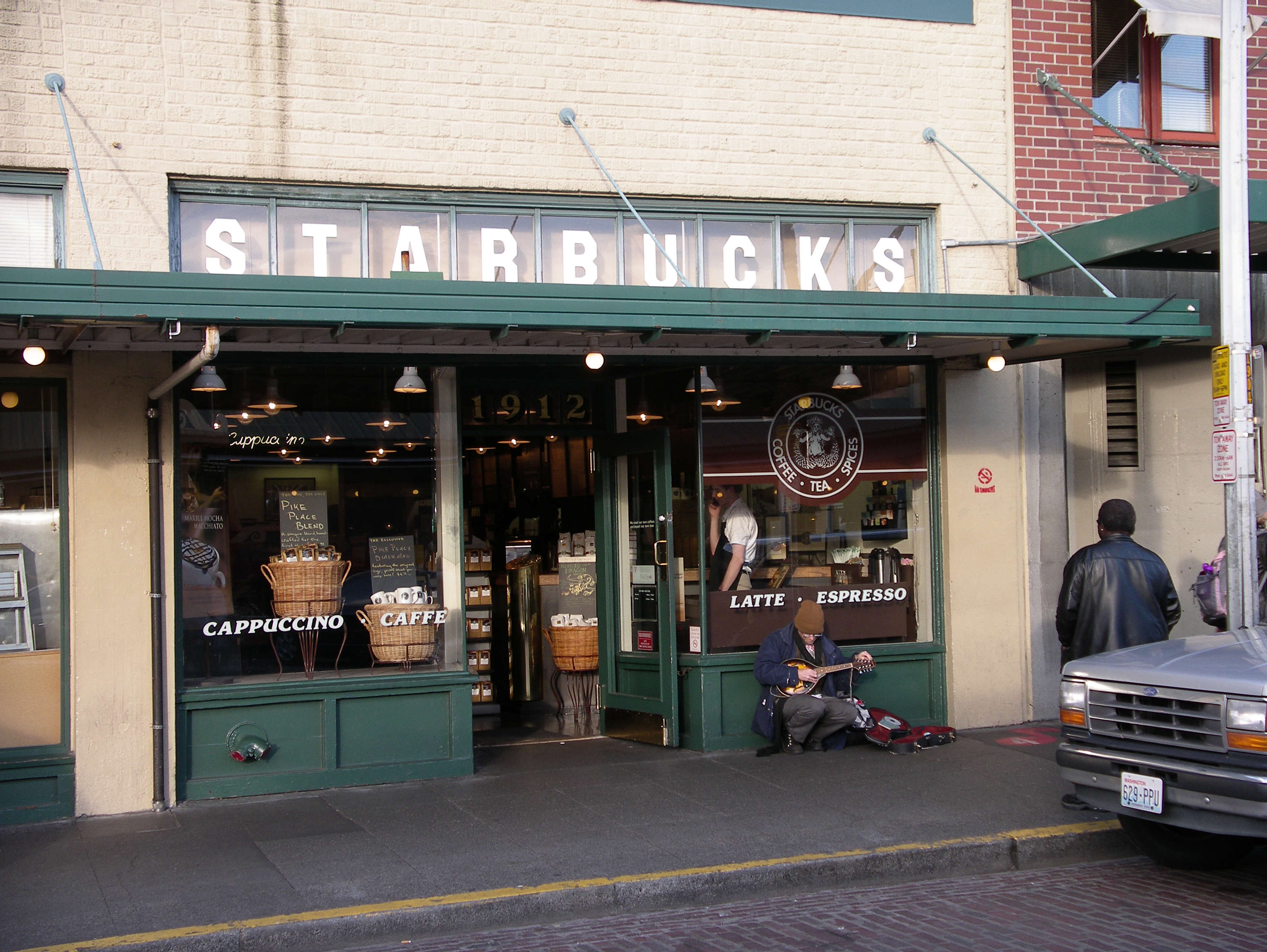 Кофе есть кофейня. Старбакс кофейня в Сиэтле. Первый Старбакс Сиэтл. Старбакс Пайк Плейс. Старбакс 1971 года.