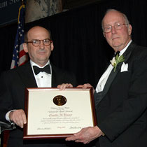 כיתוב=צ'ארלס טאונס (מימין) מקבל את פרס וניבר בוש בשנת 2006