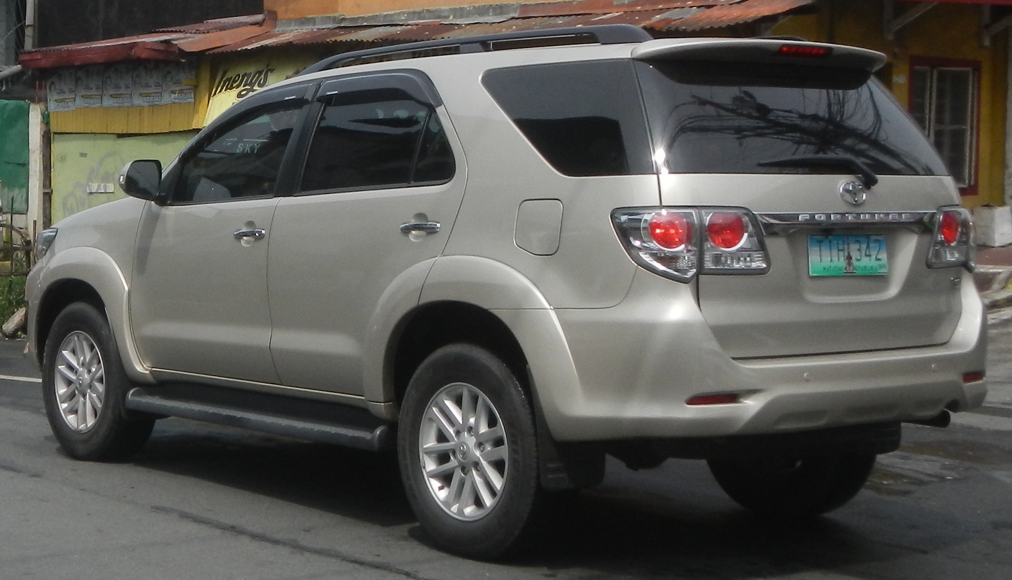 File Toyota Fortuner First Generation Second Facelift Rear Jpg Wikipedia