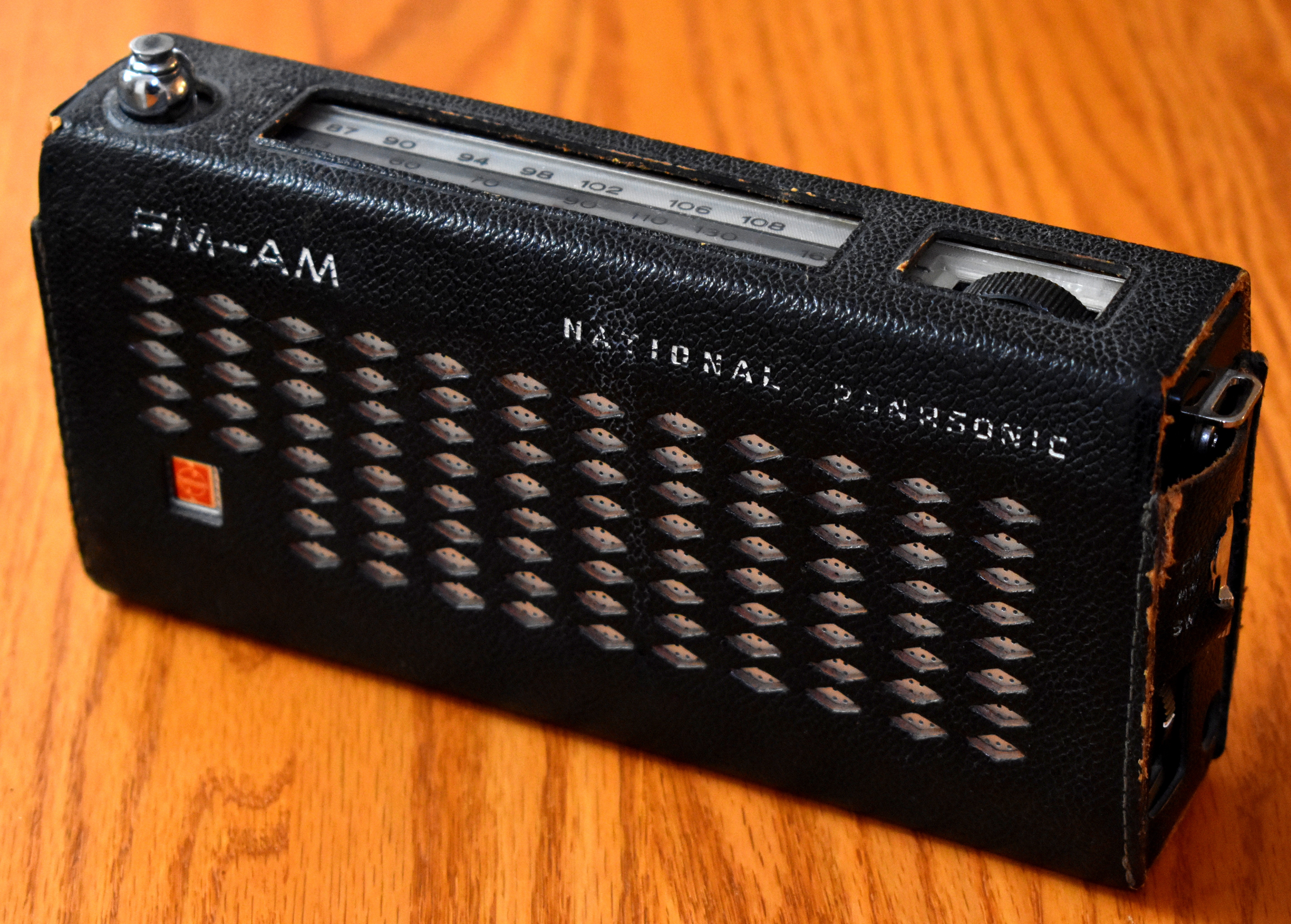 File:Vintage National Panasonic Transistor Radio, Model RF-820H, AM-FM-SW  Bands, 8 Transistors, Made In Japan, Circa Mid-1960s (49456004731).jpg -  Wikimedia Commons