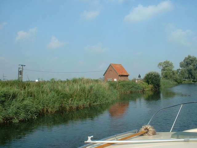 File:Water pump on River Waveney - geograph.org.uk - 190201.jpg