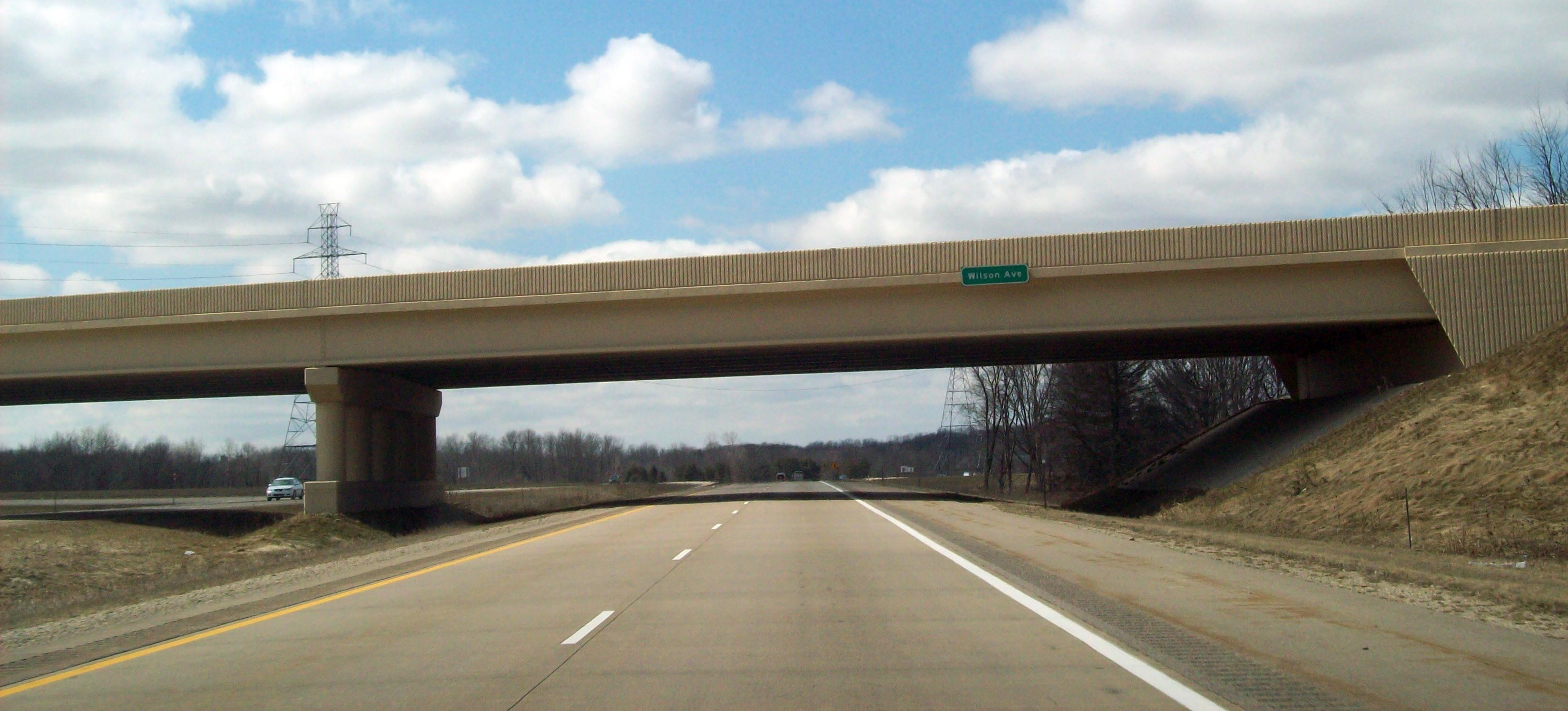 https://upload.wikimedia.org/wikipedia/commons/5/53/Wilson_Avenue_overpass.jpg