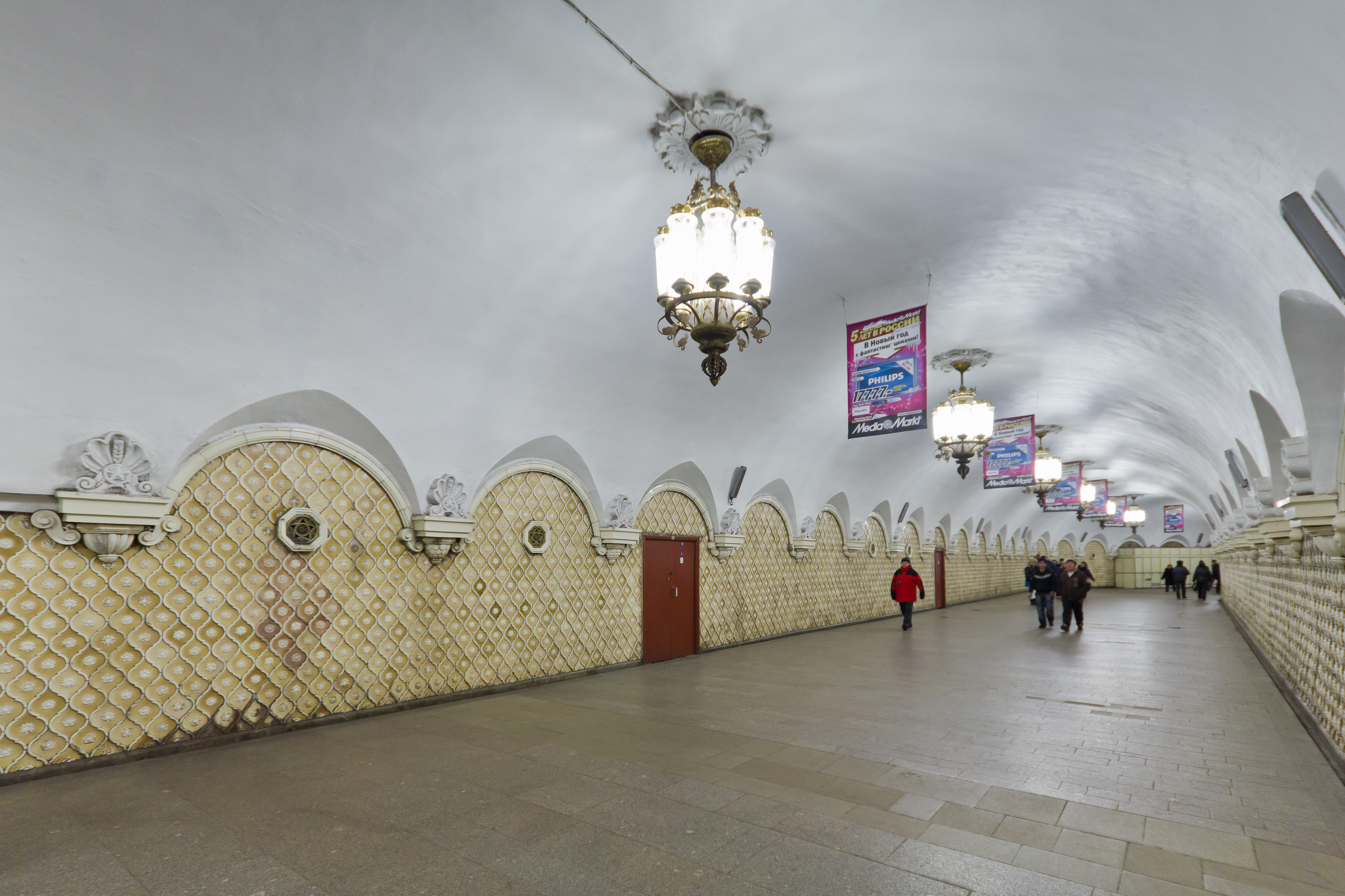 вход в метро комсомольская
