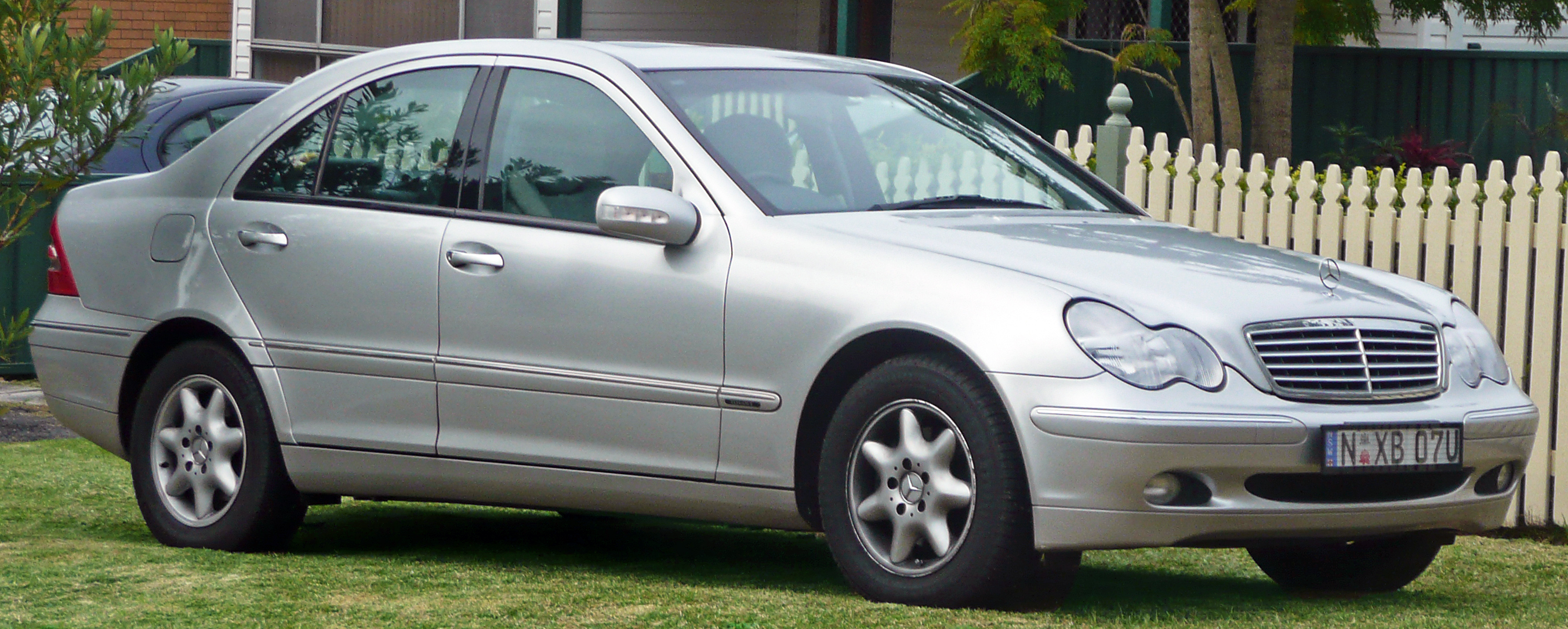 File:2002 Mercedes-Benz C 200 Kompressor (W 203) Elegance sedan  (2010-06-22).jpg - Wikimedia Commons