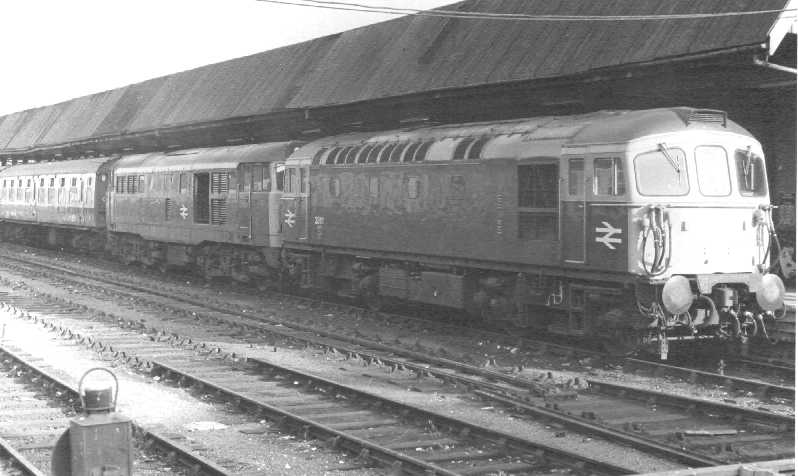 File:33 and 31 at Weymouth.jpg