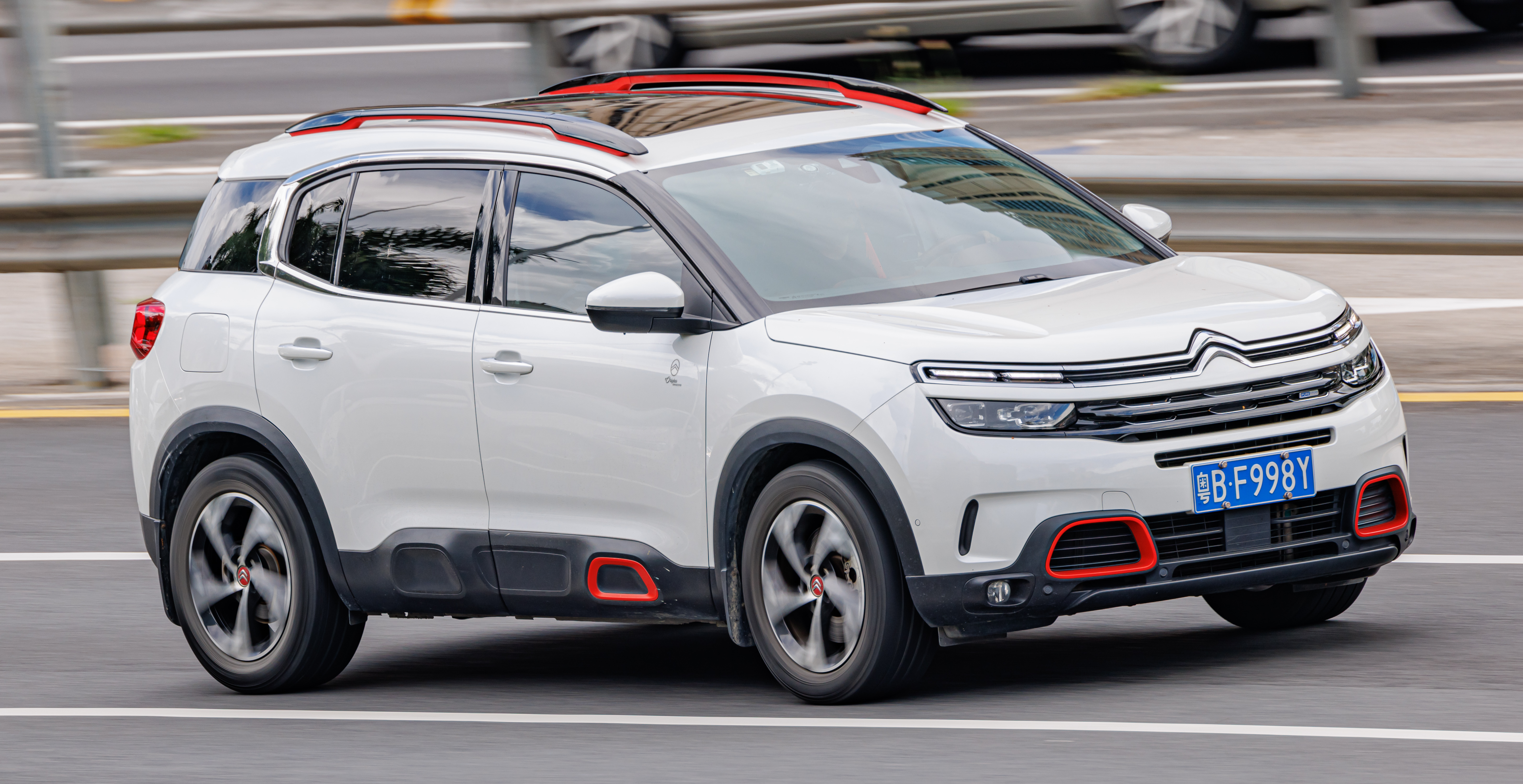 Gros plan sur le bandeau de LED à l'avant de la voiture