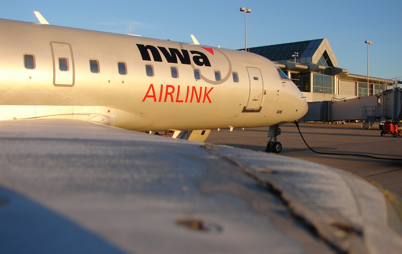 CRJ-200 (2813032536).jpg