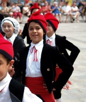 Catalan_folk_costume.jpg