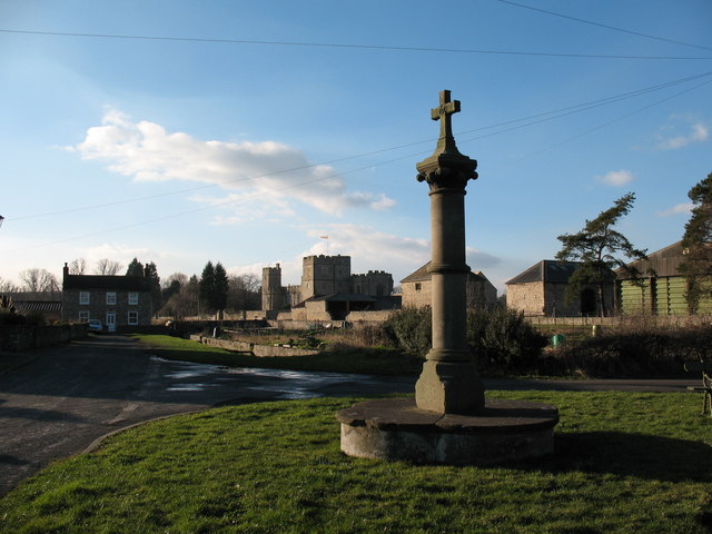 File:Cross and Castle at Snape - geograph.org.uk - 330997.jpg