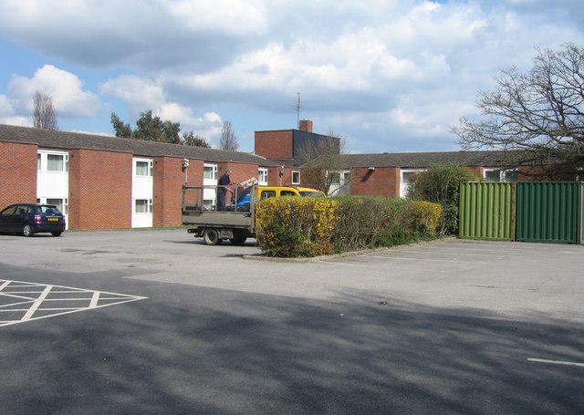 File:Customer car park - Holiday Inn - geograph.org.uk - 781185.jpg