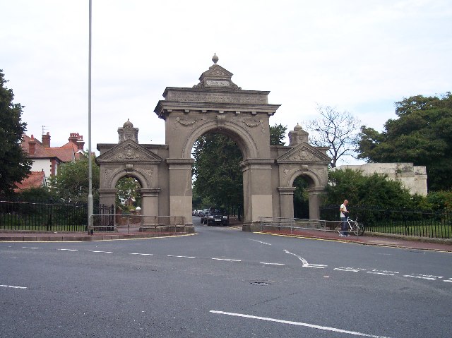 File:Entrance gates to Queen's Park, Brighton - geograph.org.uk - 52090.jpg