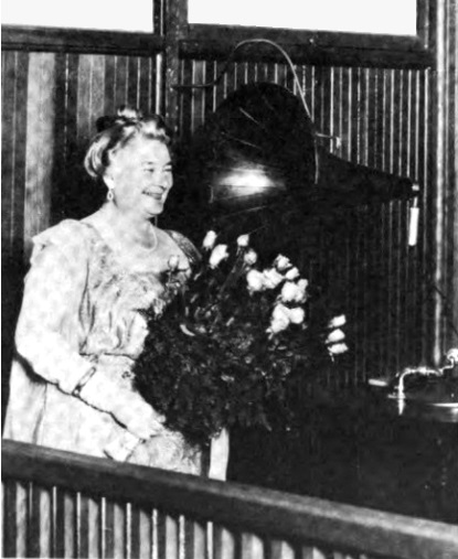 File:Ernestine Schumann-Heink, Stockton, California radio broadcast (1921).jpg