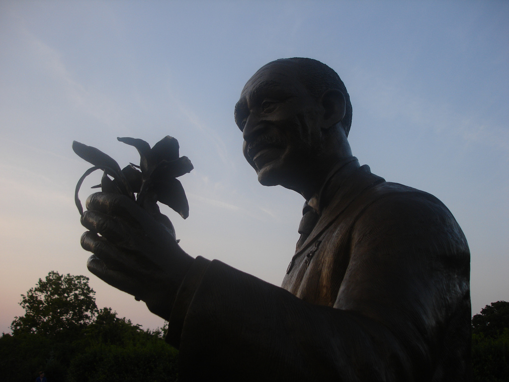 File:George Washington Carver-Bush Gardens Monument.jpg - Wikimedia Commons