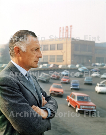 File:Gianni Agnelli presso lo stabilimento Fiat Mirafiori, Torino 1970 ca - san dl SAN IMG-00001294.jpg