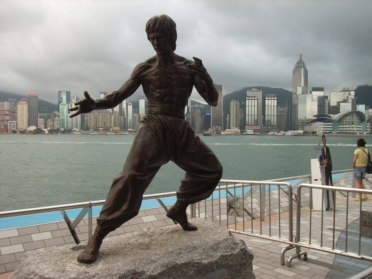 Statue of Bruce Lee (Hong Kong) - Wikipedia