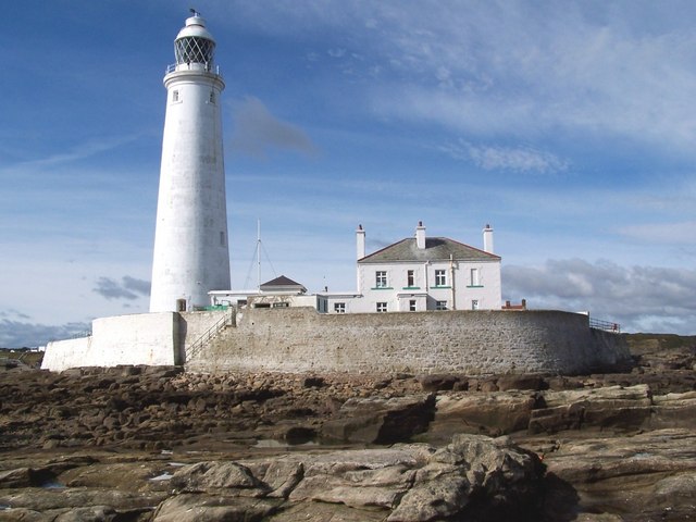 Plik:Lighthouse from rocks 3 - geograph.org.uk - 542162.jpg