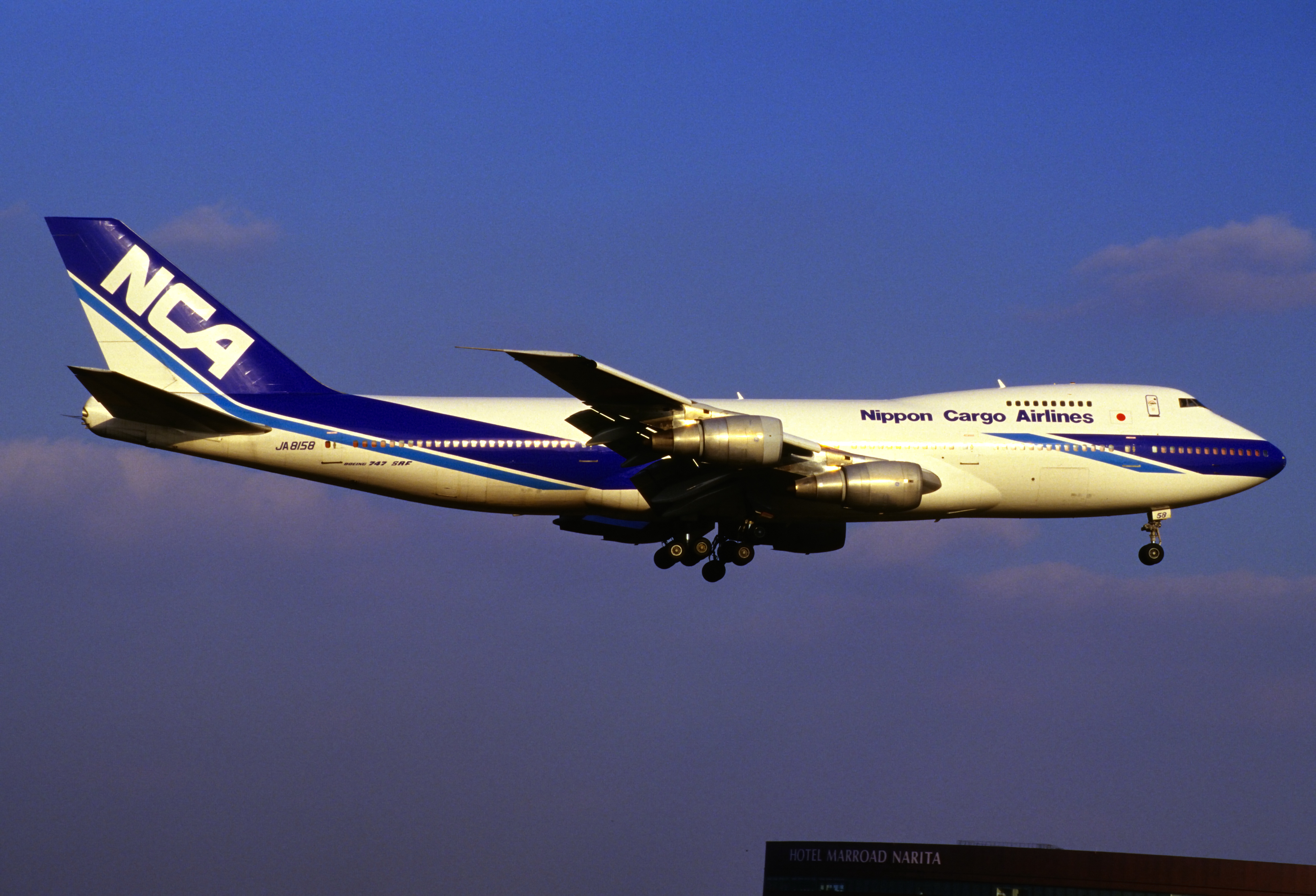 ファイル:Nippon Cargo Airlines Boeing 747SR-81(F) (SCD) (JA8158 22711 559)  (4353032691).jpg - Wikipedia