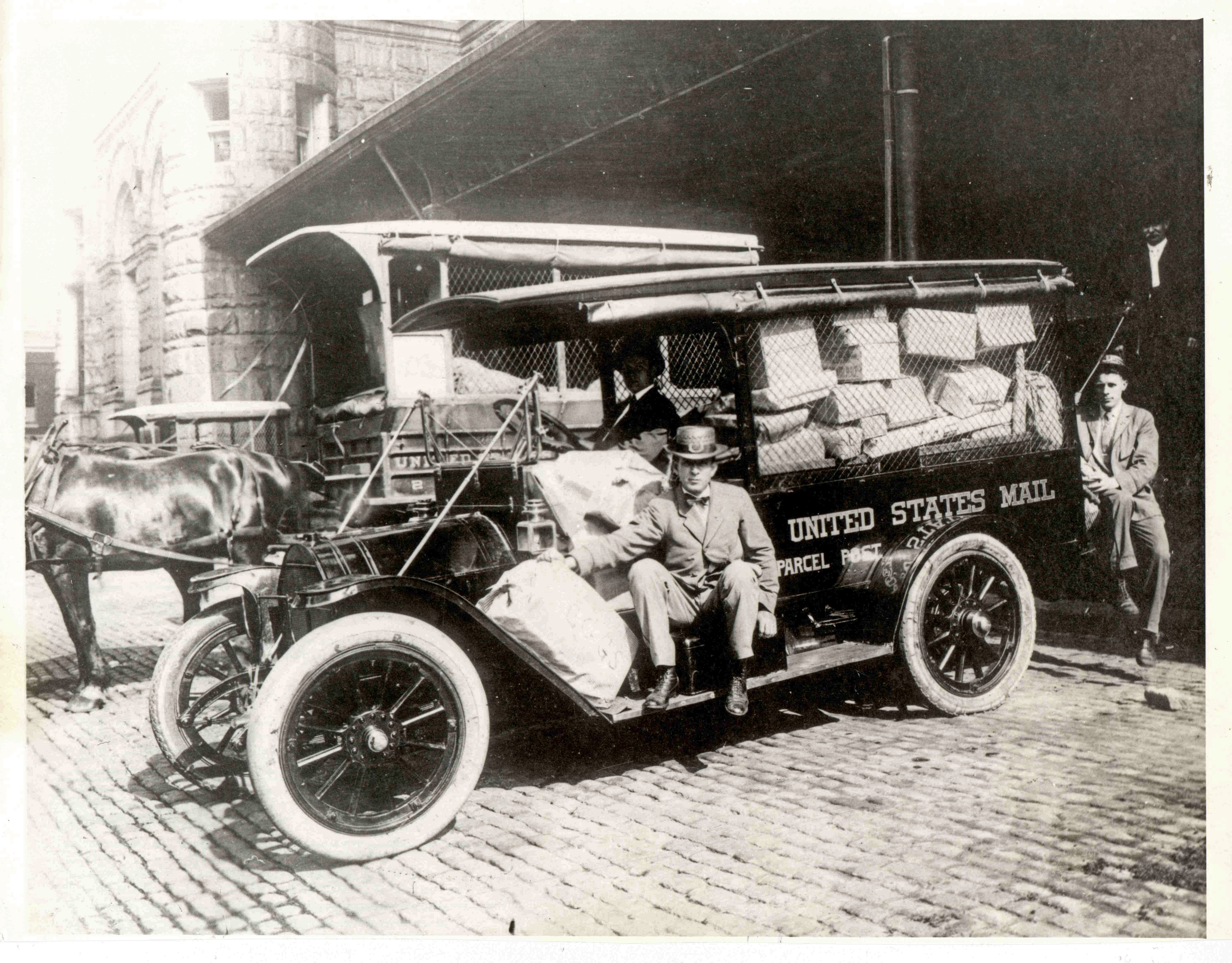 Parcel posting. Автомобиль postale. Ретро пост грузовика cummins. Mail car. Hitching Post old.