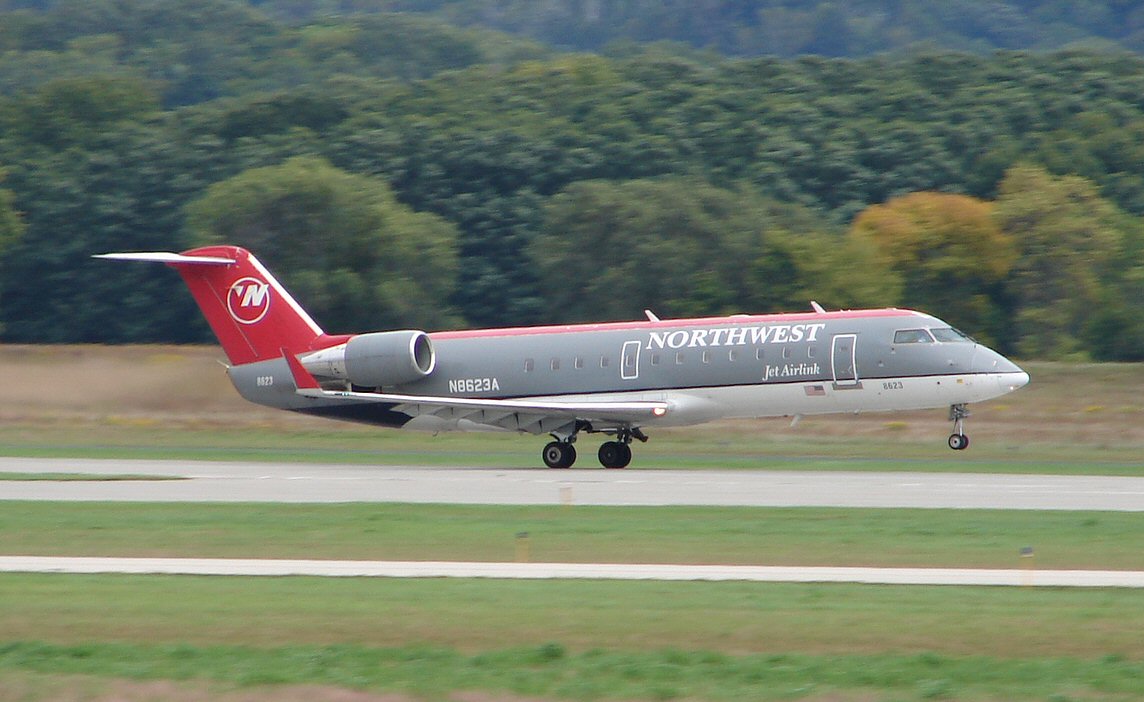 Pinnacle Airlines CRJ200 (278686700).jpg