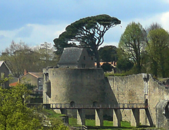 File:Porte sud château Clisson.jpg