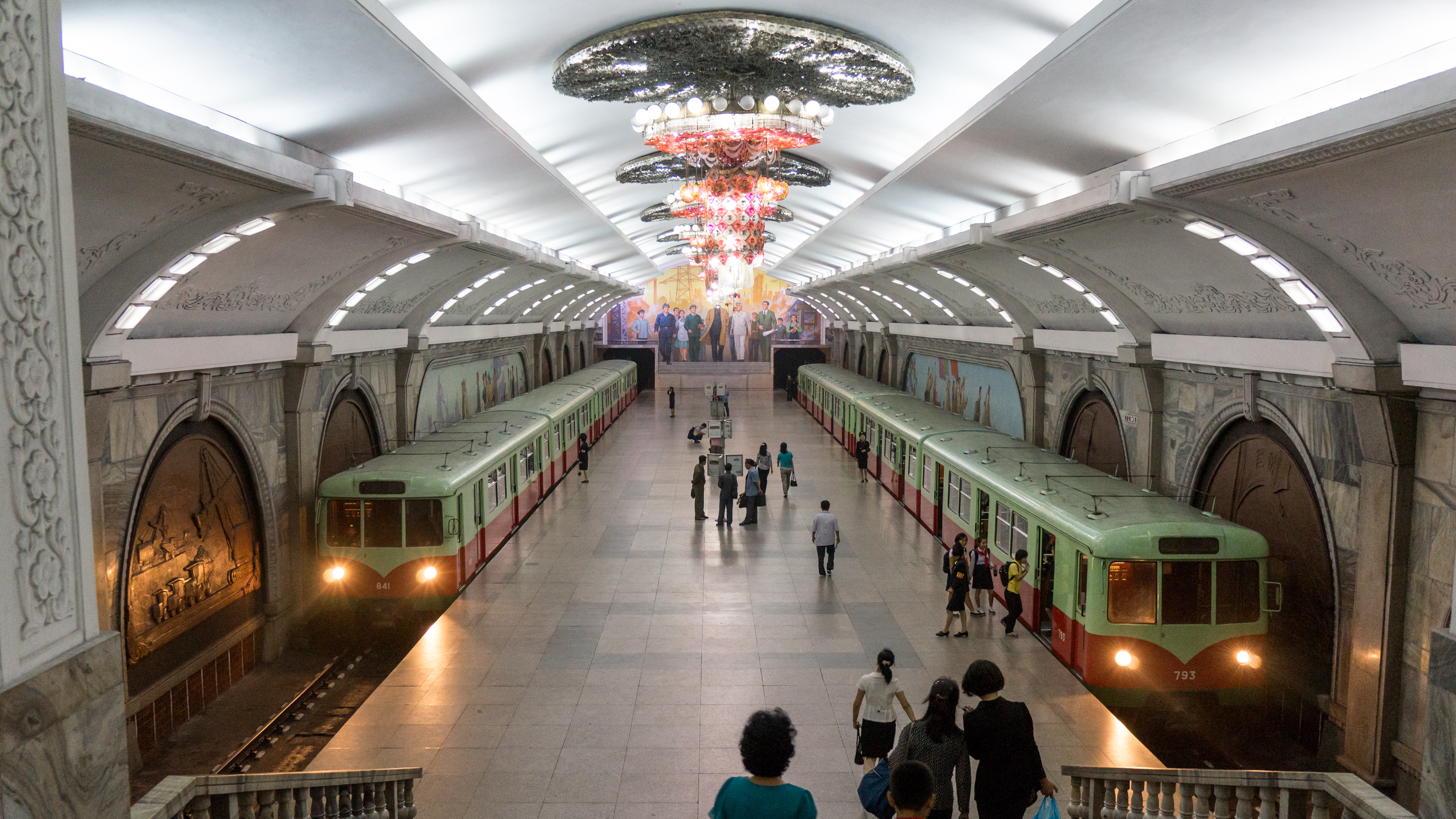 Pyongyang_Metro_%2821560297299%29.jpg