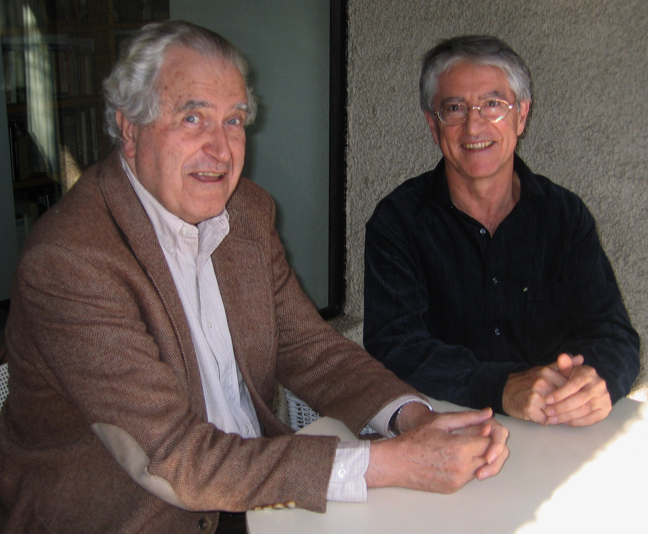 Roberto Torretti y Jesús Mosterín en Santiago (Chile) en 2004.